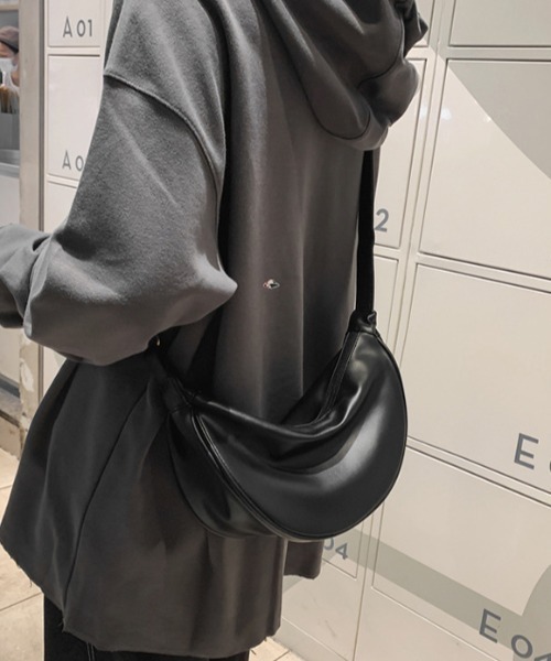 link lot（リンクロット）の「【新色追加】【男女兼用】ハーフムーン ワンショルダーバッグ PU素材 ナイロン素材（ショルダーバッグ・メンズ・ブラック/ブラウン/ベージュ/カーキ/アイボリー・F）」の10枚目の写真