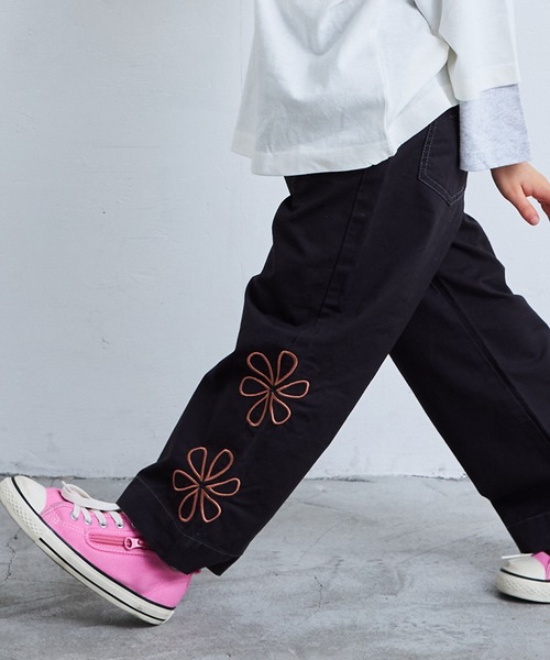 MARKEY'S（マーキーズ）の「ツイルフラワーカットバギーパンツ（チノパンツ・キッズ・チャコール/オフホワイト・100/150/140/130/120/110/90）」の2枚目の写真