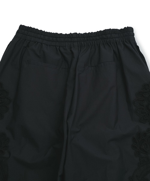 ADAM ET ROPE'(アダムエロペ)の「エンブロイダリーレースイージーパンツ(その他パンツ・レディース・ブラック/ホワイト・36/38)」の11枚目の写真