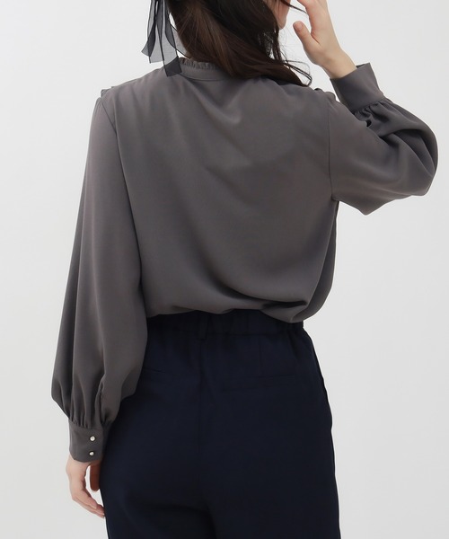 TRUDEA(トルディア)の「ラッフルフリルブラウス(シャツ/ブラウス・レディース・チャコールグレー/ブラック/ホワイト・MEDIUM)」の21枚目の写真