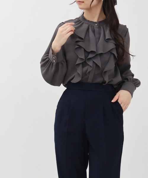 TRUDEA(トルディア)の「ラッフルフリルブラウス(シャツ/ブラウス・レディース・チャコールグレー/ブラック/ホワイト・MEDIUM)」の20枚目の写真