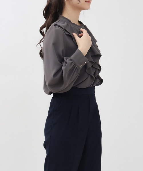 TRUDEA(トルディア)の「ラッフルフリルブラウス(シャツ/ブラウス・レディース・チャコールグレー/ブラック/ホワイト・MEDIUM)」の22枚目の写真