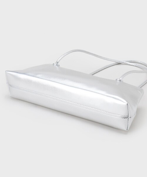 OPAQUE.CLIP(オペークドットクリップ)の「オイル調合皮ワイドデザインバッグ(ショルダーバッグ・レディース・ブラック/シルバー・00)」の9枚目の写真