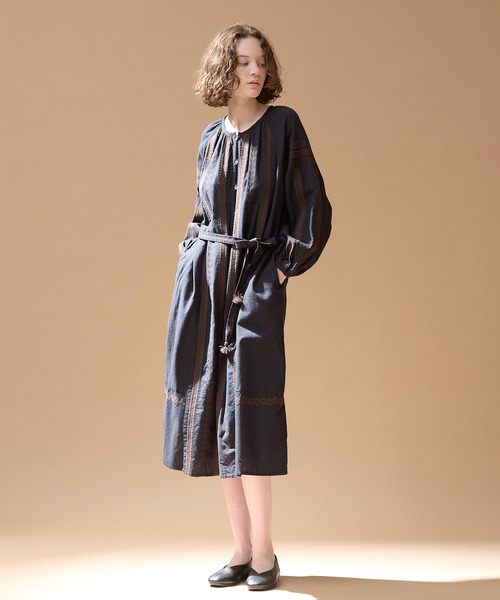 LOGEMENT DE CLAIRE(ロジュモンドクレール)の「【LOURMARIN】コットンリネン刺しゅうワンピース(ワンピース・レディース・ブラック/オフホワイト・FREE)」の2枚目の写真