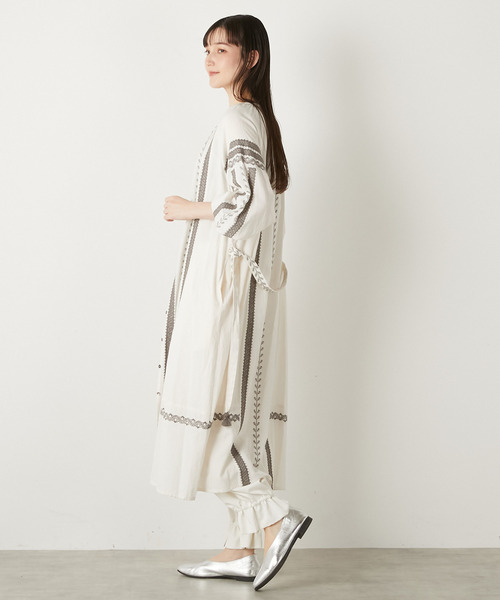 LOGEMENT DE CLAIRE(ロジュモンドクレール)の「【LOURMARIN】コットンリネン刺しゅうワンピース(ワンピース・レディース・ブラック/オフホワイト・FREE)」の4枚目の写真