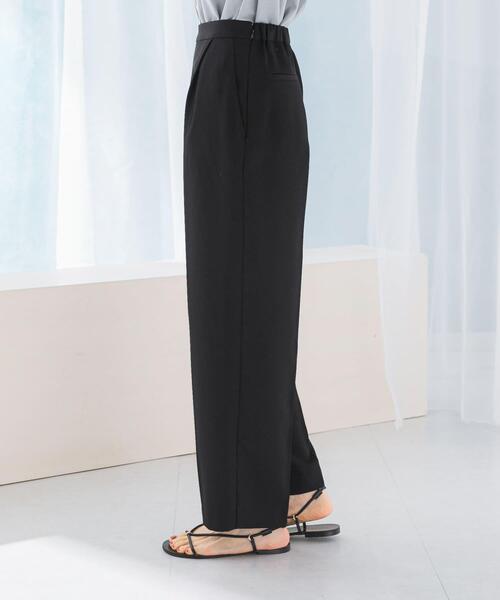 URBAN RESEARCH ROSSO WOMEN（アーバンリサーチ　ロッソ）の「『WEB/一部店舗限定』『撥水』センタープレスイージーパンツ（その他パンツ・レディース・オフホワイト/ブラック・38/36）」の22枚目の写真