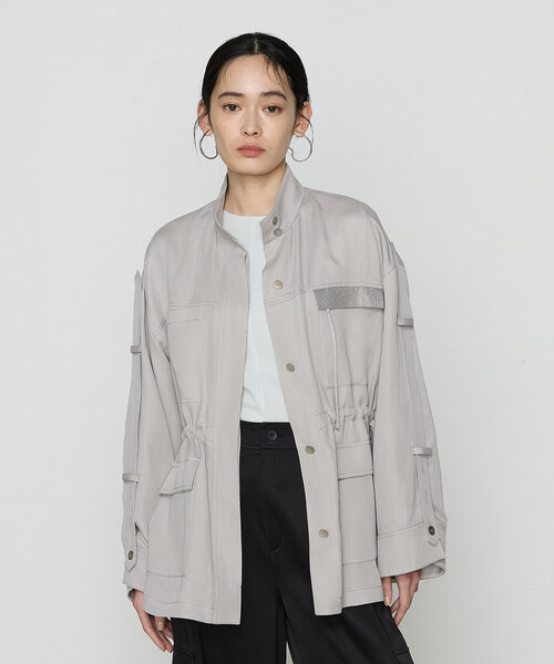 K.T KIYOKO TAKASE(キヨコタカセ)の「テンセルリネンサテン ミリタリー調シャツブルゾン(ブルゾン・レディース・ブラック/ライトグレー・9号/7号)」の5枚目の写真