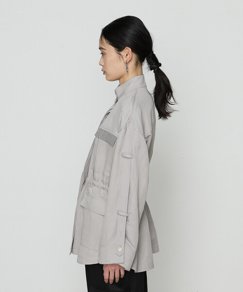 K.T KIYOKO TAKASE(キヨコタカセ)の「テンセルリネンサテン ミリタリー調シャツブルゾン(ブルゾン・レディース・ブラック/ライトグレー・9号/7号)」の11枚目の写真