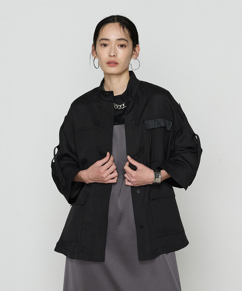 K.T KIYOKO TAKASE(キヨコタカセ)の「テンセルリネンサテン ミリタリー調シャツブルゾン(ブルゾン・レディース・ブラック/ライトグレー・9号/7号)」の2枚目の写真