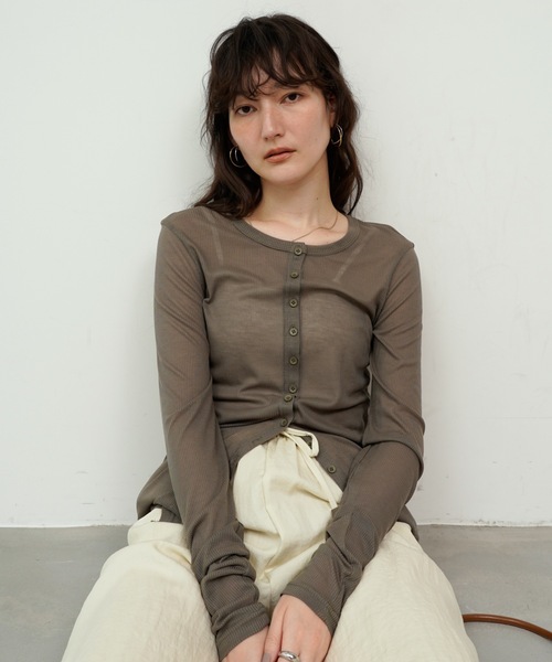 Lutim by u（ルチバイユー）の「Sheer rib slimfit cd / シアーリブスリムフィットカーディガン（カーディガン/ボレロ・レディース・チャコールグレー/グレー/オフホワイト/カーキ・FREE）」の4枚目の写真