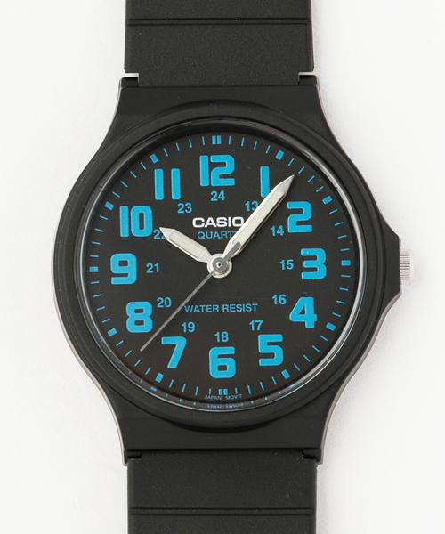 CASIO（カシオ）の「Casio Standard Analog 【WEB限定】（アナログ腕時計・メンズ・ブラック×ホワイト/ブラック系その他/ブラック×ブルー・FREE）」の3枚目の写真