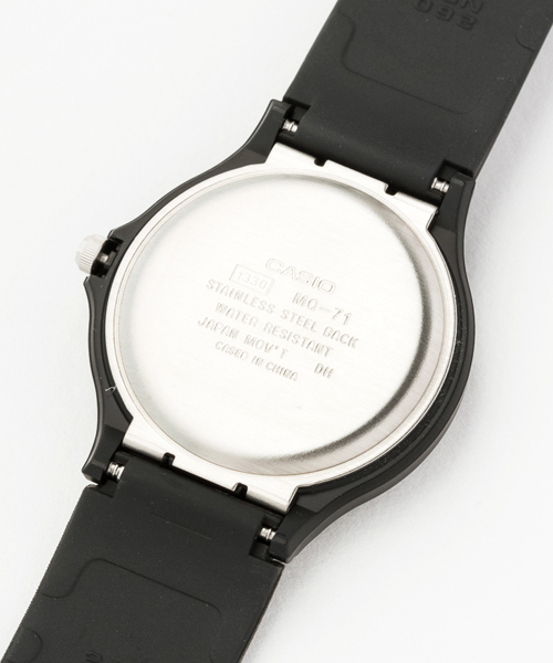 CASIO（カシオ）の「Casio Standard Analog 【WEB限定】（アナログ腕時計・メンズ・ブラック×ホワイト/ブラック系その他/ブラック×ブルー・FREE）」の7枚目の写真