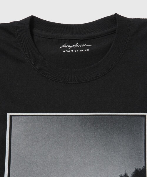 ADAM ET ROPE'（アダムエロペ）の「《別注》【Ivory Serra/アイボリー セラ】Tee- Shelter Serra and Jake at derby park（Tシャツ/カットソー・メンズ・ホワイト/ブラック・M/L）」の3枚目の写真