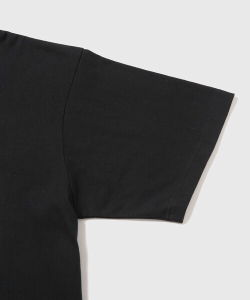 ADAM ET ROPE'（アダムエロペ）の「《別注》【Ivory Serra/アイボリー セラ】Tee- Shelter Serra and Jake at derby park（Tシャツ/カットソー・メンズ・ホワイト/ブラック・M/L）」の4枚目の写真