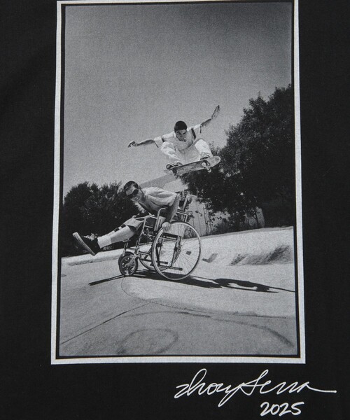 ADAM ET ROPE'（アダムエロペ）の「《別注》【Ivory Serra/アイボリー セラ】Tee- Shelter Serra and Jake at derby park（Tシャツ/カットソー・メンズ・ホワイト/ブラック・M/L）」の5枚目の写真