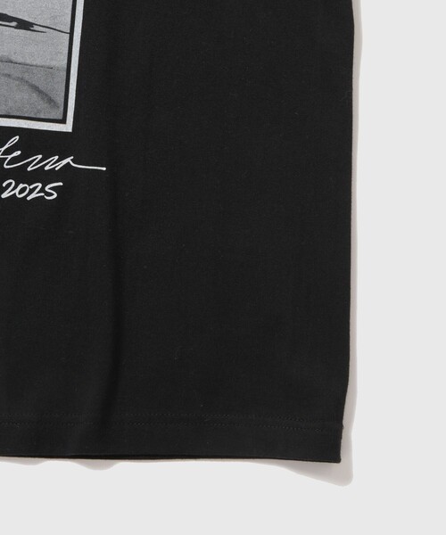 ADAM ET ROPE'（アダムエロペ）の「《別注》【Ivory Serra/アイボリー セラ】Tee- Shelter Serra and Jake at derby park（Tシャツ/カットソー・メンズ・ホワイト/ブラック・M/L）」の6枚目の写真