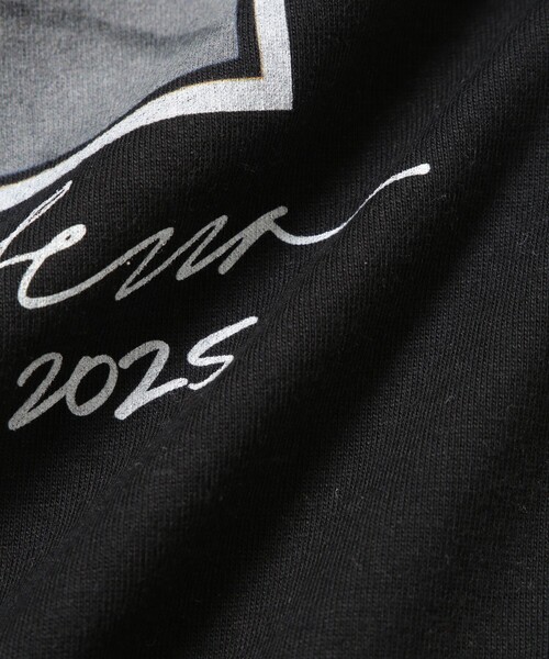 ADAM ET ROPE'（アダムエロペ）の「《別注》【Ivory Serra/アイボリー セラ】Tee- Shelter Serra and Jake at derby park（Tシャツ/カットソー・メンズ・ホワイト/ブラック・M/L）」の9枚目の写真