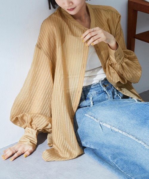 MONO-MART（モノマート）の「<接触冷感/ウォッシャブル/速乾>シアーボリュームスリーブバンドカラー長袖シャツ（シャツ/ブラウス・レディース・チャコール/ブルー系/ピンク系/ライトグリーン/ベージュ系/アイボリー・FREE）」の3枚目の写真