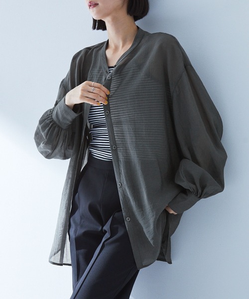 MONO-MART（モノマート）の「<接触冷感/ウォッシャブル/速乾>シアーボリュームスリーブバンドカラー長袖シャツ（シャツ/ブラウス・レディース・チャコール/ブルー系/ピンク系/ライトグリーン/ベージュ系/アイボリー・FREE）」の2枚目の写真