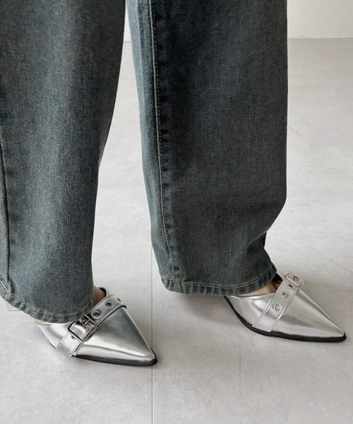 Ada.(エイダ)の「バックルベルトデザイン ポインテッド ミュール サンダル(サンダル・レディース・ブラック/シルバー/ホワイト・38/37/36)」の12枚目の写真