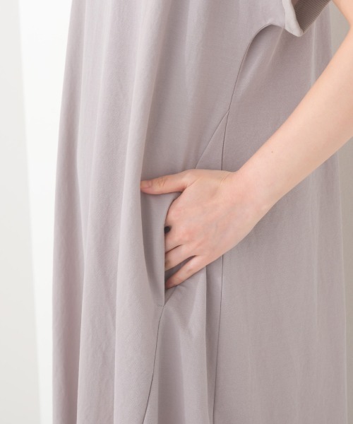 OMNES(オムネス)の「接触冷感ボトルネックフレアワンピース(ワンピース・レディース・ブラック/グレー/ダークグリーン/ブルー/ネイビー・FREE)」の9枚目の写真