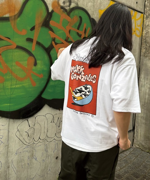 Mark Gonzales(マーク・ゴンザレス)の「【MARK GONZALES/マークゴンザレス 別注】ロゴプリント オーバーサイズTシャツ(Tシャツ/カットソー・メンズ・ブラック/ホワイト・LL/L/M/S)」の7枚目の写真