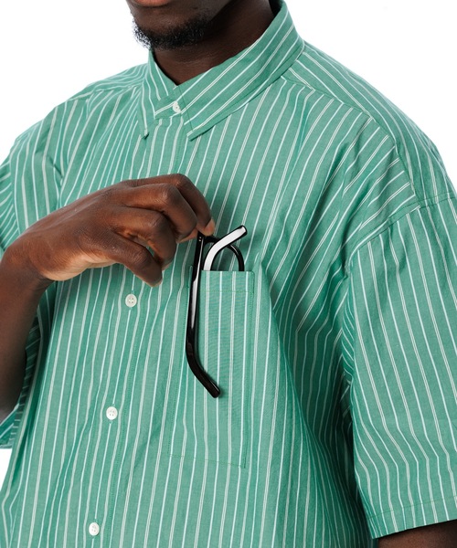 Sandinista（サンディニスタ）の「Stripe Oversized Pocket S/S Shirt / オーバーサイズサングラスポケット入りストライプ半袖シャツ（シャツ/ブラウス・メンズ・グリーン/レッド・MEDIUM/LARGE）」の6枚目の写真