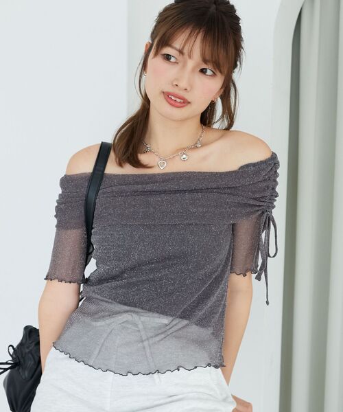 MAJESTIC LEGON（マジェスティックレゴン）の「ラメチュールオフショル半袖トップス（Tシャツ/カットソー・レディース・アイボリー/ピンク/チャコールグレー/ライトグレー・MEDIUM）」の2枚目の写真