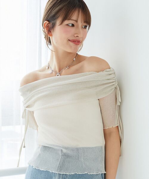 MAJESTIC LEGON（マジェスティックレゴン）の「ラメチュールオフショル半袖トップス（Tシャツ/カットソー・レディース・アイボリー/ピンク/チャコールグレー/ライトグレー・MEDIUM）」の5枚目の写真