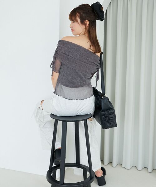 MAJESTIC LEGON（マジェスティックレゴン）の「ラメチュールオフショル半袖トップス（Tシャツ/カットソー・レディース・アイボリー/ピンク/チャコールグレー/ライトグレー・MEDIUM）」の20枚目の写真