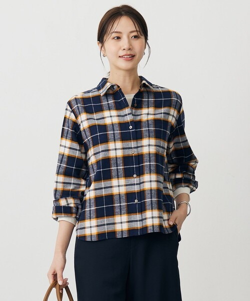 J.PRESS Ladies(J.プレス レディス)の「コットン起毛タータンチェック ショート丈 シャツ ブラウス(シャツ/ブラウス・レディース・アイボリー系3/ブラック系3/ネイビー系3・XS)」の2枚目の写真