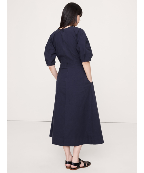 Banana Republic(バナナリパブリック)の「ストレッチコットン ツイル ユーティリティ ミディドレス(ワンピース・レディース・アイボリー/ネイビー・S/M/L/XS)」の3枚目の写真