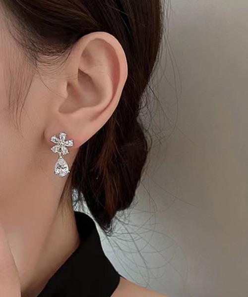 VIBGYOR(ヴィブジョー)の「【IZU】 フラワーモチーフ×ドロップストーンピアス(シルバー/ゴールド)(ピアス(両耳用)・レディース・シルバー/ゴールド・FREE)」の1枚目の写真