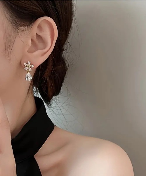 VIBGYOR(ヴィブジョー)の「【IZU】 フラワーモチーフ×ドロップストーンピアス(シルバー/ゴールド)(ピアス(両耳用)・レディース・シルバー/ゴールド・FREE)」の2枚目の写真