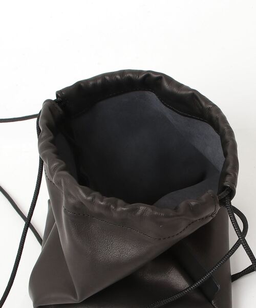 PATRICK STEPHAN（パトリックステファン）の「PATRICK STEPHAN/パトリックステファン/Leather drawstring bag 'square'/巾着バッグ ショルダーバッグ/244ABG04（ショルダーバッグ・メンズ・ブラック・F）」の3枚目の写真