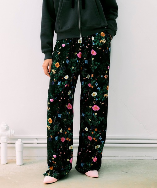 NOISE MAKER（ノイズメーカー）の「ボタニカル柄ワイドタックパンツ【MADE IN JAPAN】（その他パンツ・レディース・ブラック/オフホワイト・38/36）」の2枚目の写真