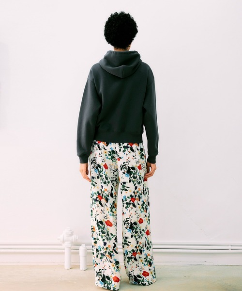 NOISE MAKER（ノイズメーカー）の「ボタニカル柄ワイドタックパンツ【MADE IN JAPAN】（その他パンツ・レディース・ブラック/オフホワイト・38/36）」の5枚目の写真