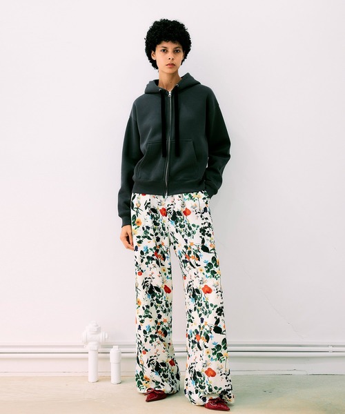 NOISE MAKER（ノイズメーカー）の「ボタニカル柄ワイドタックパンツ【MADE IN JAPAN】（その他パンツ・レディース・ブラック/オフホワイト・38/36）」の4枚目の写真