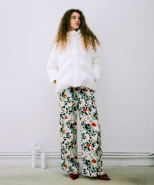 NOISE MAKER（ノイズメーカー）の「ボタニカル柄ワイドタックパンツ【MADE IN JAPAN】（その他パンツ・レディース・ブラック/オフホワイト・38/36）」の7枚目の写真