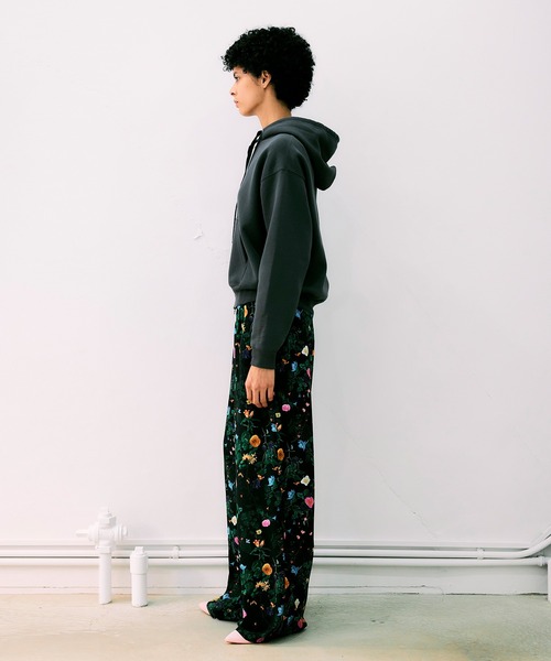 NOISE MAKER（ノイズメーカー）の「ボタニカル柄ワイドタックパンツ【MADE IN JAPAN】（その他パンツ・レディース・ブラック/オフホワイト・38/36）」の8枚目の写真