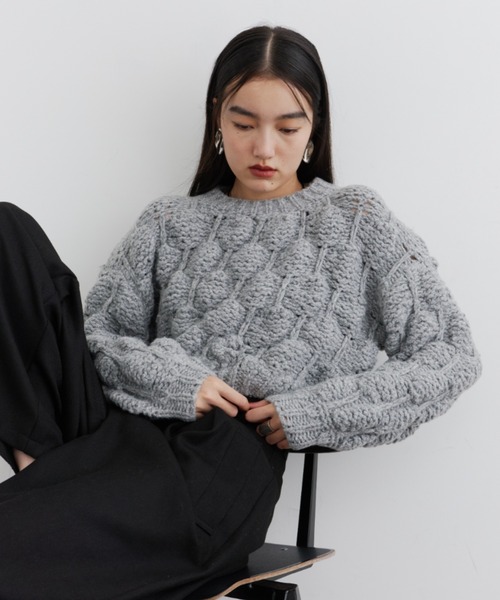 DFFUR.(ディフル)の「ぽこぽこボリュームニットトップス(ニット/セーター・レディース・ベージュ/グレー・FREE)」の2枚目の写真