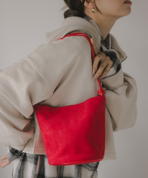 210nouve(トゥージュヌーブ)の「【チャーム付】フェイク スエード バケツ ショルダーバッグ(ショルダーバッグ・レディース・ブラック/ブラウン/ブルー/レッド・FREE)」の4枚目の写真