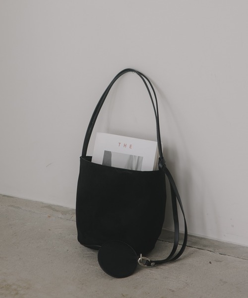 210nouve(トゥージュヌーブ)の「【チャーム付】フェイク スエード バケツ ショルダーバッグ(ショルダーバッグ・レディース・ブラック/ブラウン/ブルー/レッド・FREE)」の2枚目の写真