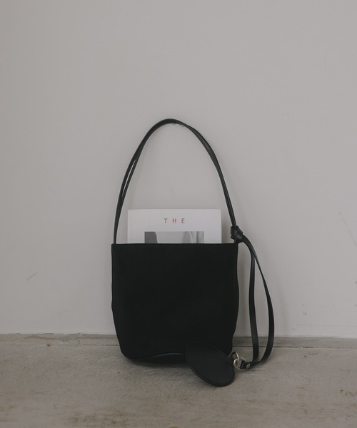 210nouve(トゥージュヌーブ)の「【チャーム付】フェイク スエード バケツ ショルダーバッグ(ショルダーバッグ・レディース・ブラック/ブラウン/ブルー/レッド・FREE)」の6枚目の写真