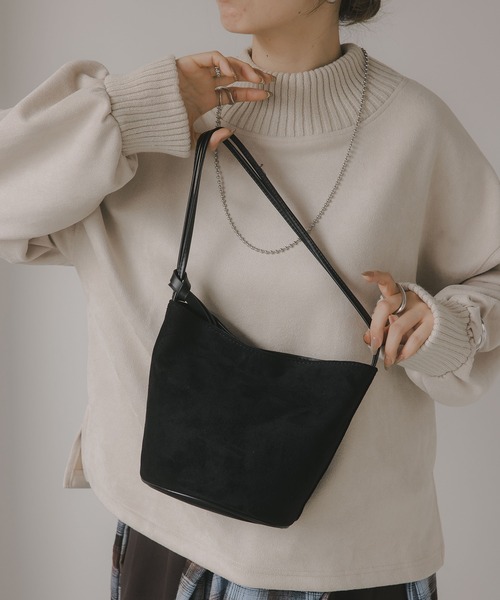 210nouve(トゥージュヌーブ)の「【チャーム付】フェイク スエード バケツ ショルダーバッグ(ショルダーバッグ・レディース・ブラック/ブラウン/ブルー/レッド・FREE)」の16枚目の写真