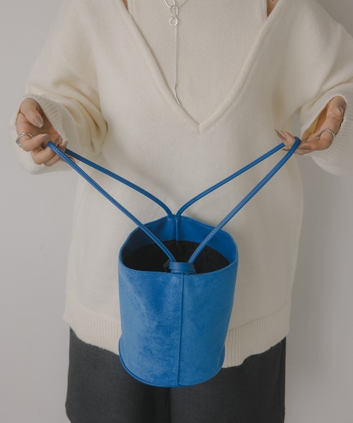 210nouve(トゥージュヌーブ)の「【チャーム付】フェイク スエード バケツ ショルダーバッグ(ショルダーバッグ・レディース・ブラック/ブラウン/ブルー/レッド・FREE)」の5枚目の写真