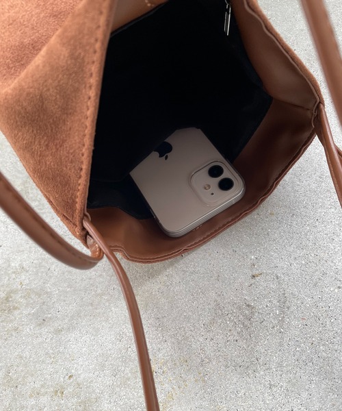 210nouve(トゥージュヌーブ)の「【チャーム付】フェイク スエード バケツ ショルダーバッグ(ショルダーバッグ・レディース・ブラック/ブラウン/ブルー/レッド・FREE)」の14枚目の写真