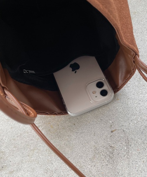 210nouve(トゥージュヌーブ)の「【チャーム付】フェイク スエード バケツ ショルダーバッグ(ショルダーバッグ・レディース・ブラック/ブラウン/ブルー/レッド・FREE)」の15枚目の写真