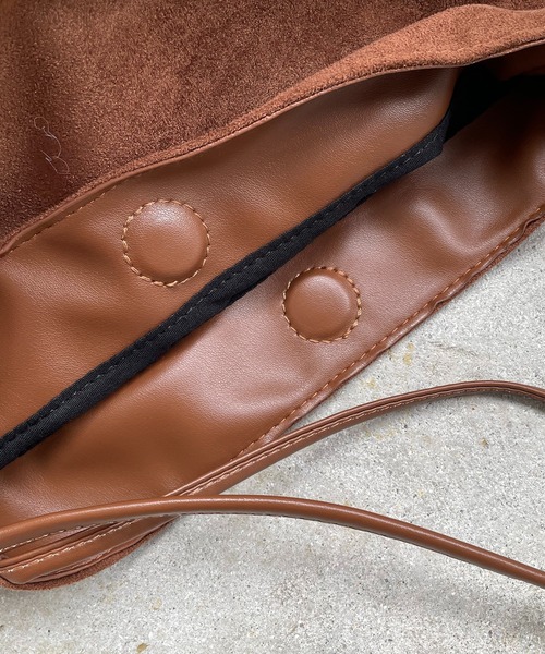 210nouve(トゥージュヌーブ)の「【チャーム付】フェイク スエード バケツ ショルダーバッグ(ショルダーバッグ・レディース・ブラック/ブラウン/ブルー/レッド・FREE)」の11枚目の写真