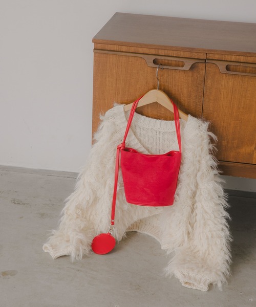 210nouve(トゥージュヌーブ)の「【チャーム付】フェイク スエード バケツ ショルダーバッグ(ショルダーバッグ・レディース・ブラック/ブラウン/ブルー/レッド・FREE)」の9枚目の写真